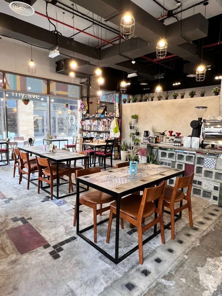 view of empty restaurant 