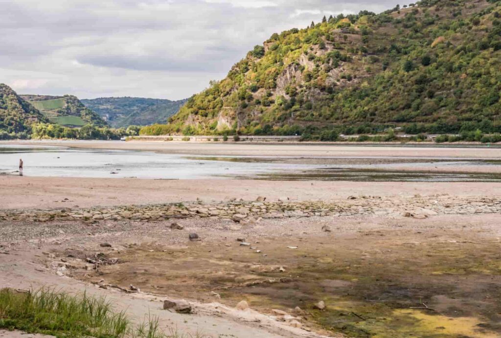 Rhine with low water in the Upper Middle Rhine Valley