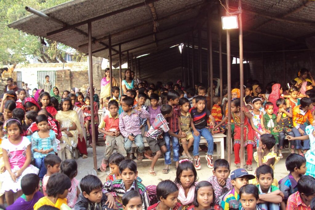 huge class of children in backyard school 