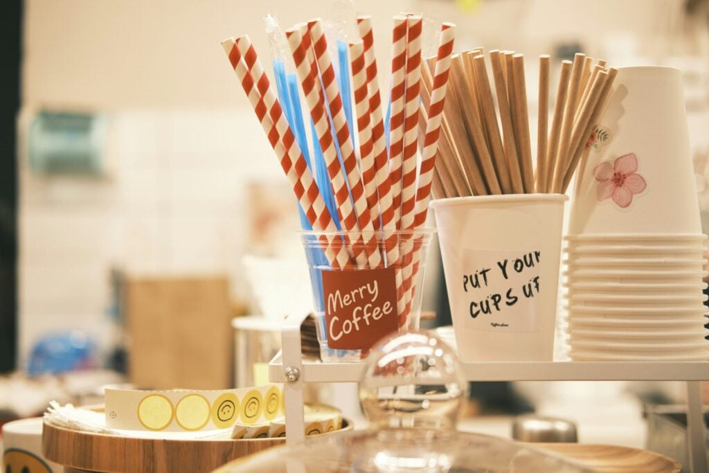 a group of paper straws in paper cups