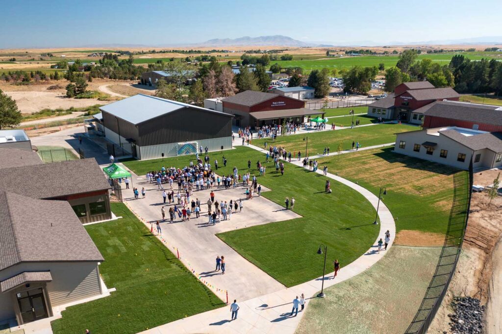 Residential Treatment Centers for Teens in Idaho with big lawns and kids playing