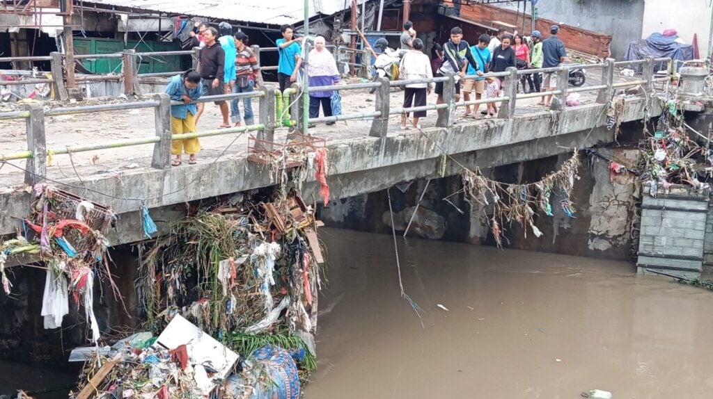 Bridge covered in debris and waste.