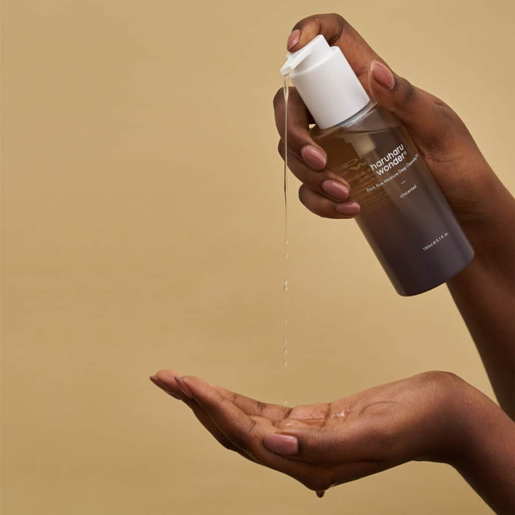 Haruharu Wonder gel pouring from bottle into hand 