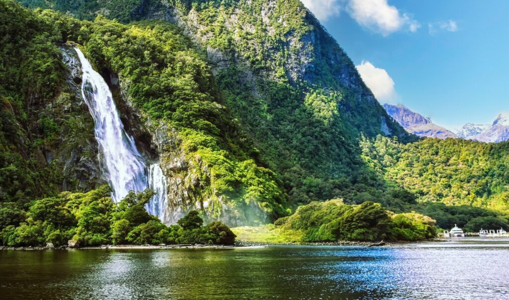Bowen waterfall in New Zealand