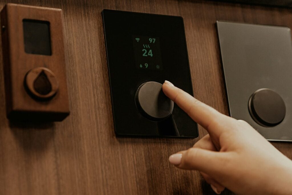 smart heating metre with female hand turning dial